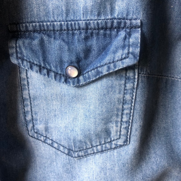 Denim Women's Sleeveless V Neck Button Down Blouse. Size M - Picture 3 of 12